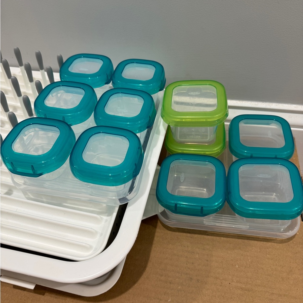 Oxo baby containers for meal prepping with dish stand
